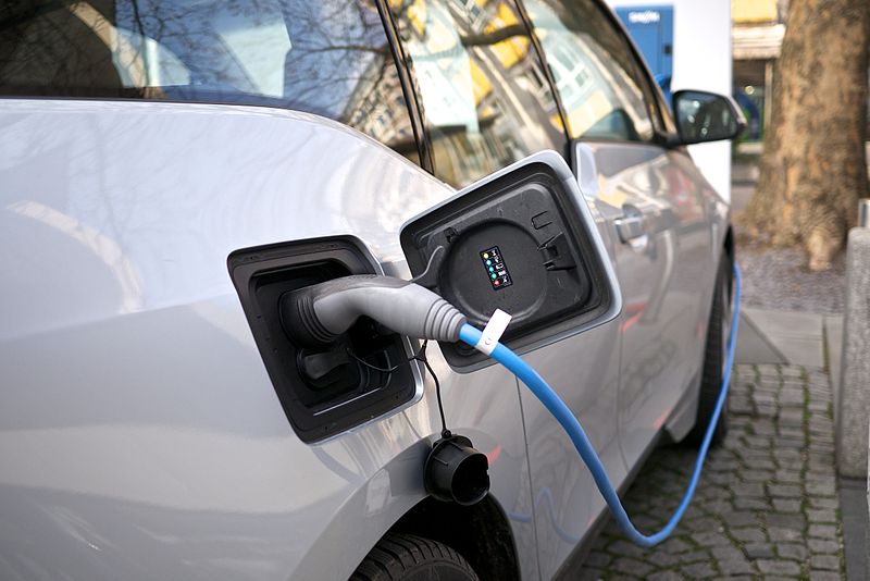 車商化敵為友挑戰Tesla，共同發展電動車充電網