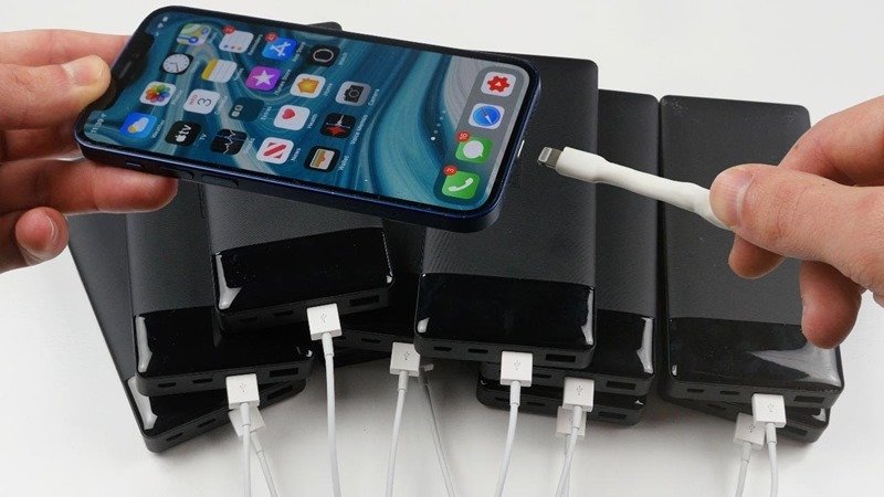 一次 10 台行動電源同時充電 iPhone 12 Pro Max 會比較快嗎？國外 YouTuber 還真的實測了