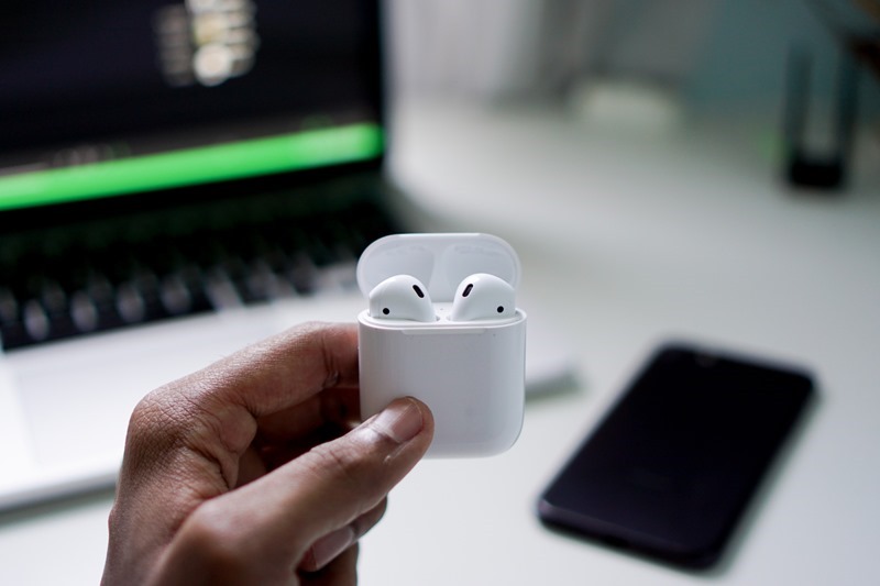 國外有人睡覺時不小心吞下自己的 AirPods，習慣戴耳機入睡的人請小心